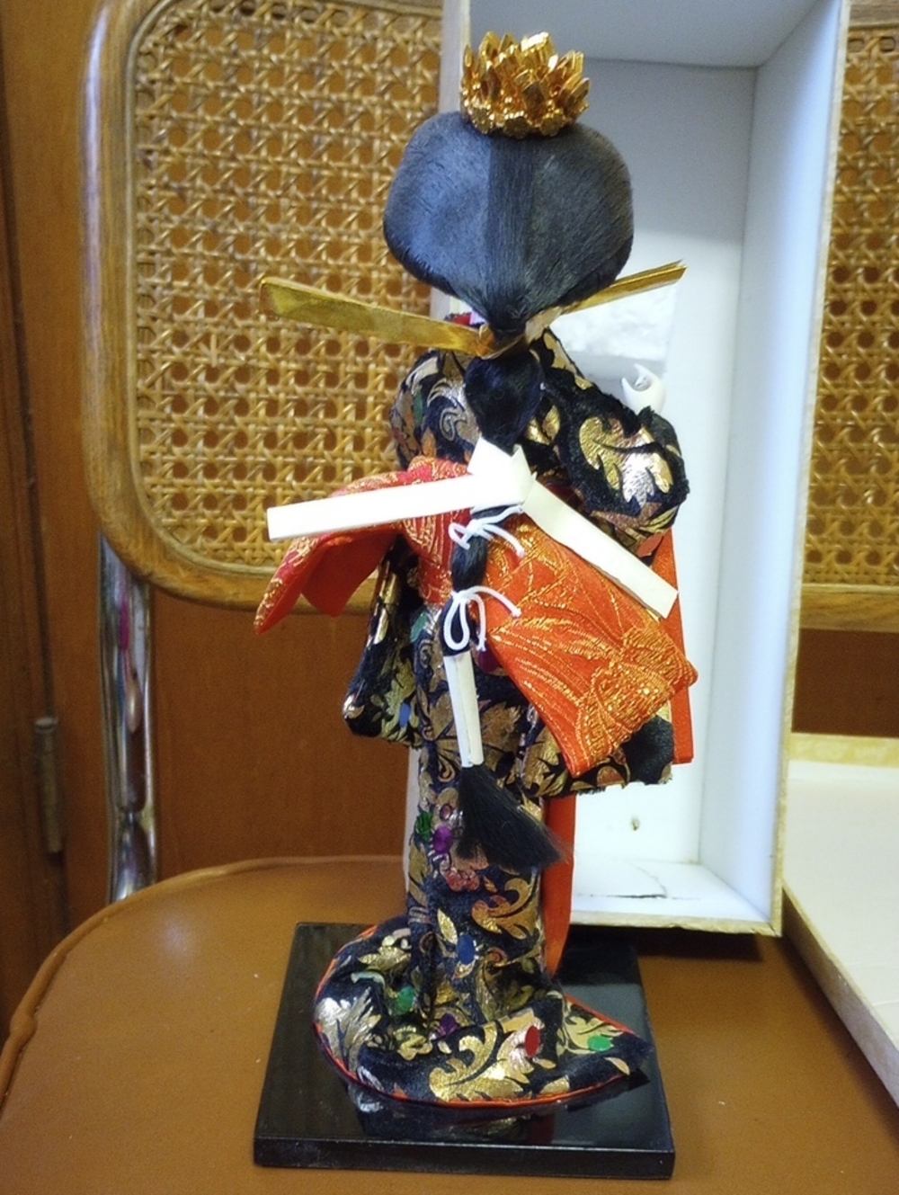NIB Vintage Japanese Asian Porcelain Geisha Doll w/ Kimono & Stand - Picture 4 of 5